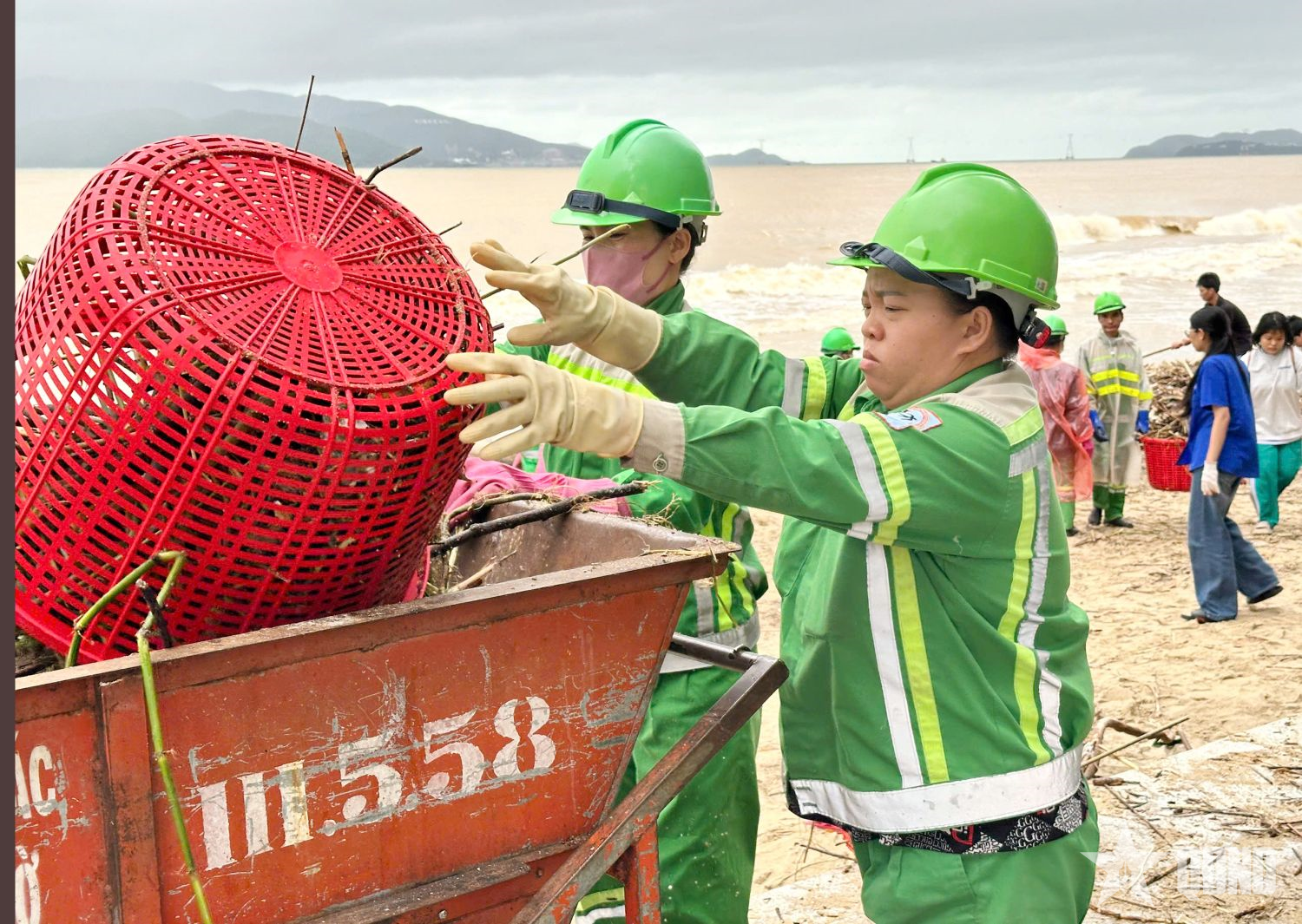 Khánh Hòa: Huy động lực lượng dọn dẹp hàng trăm tấn rác dọc bờ biển Nha Trang